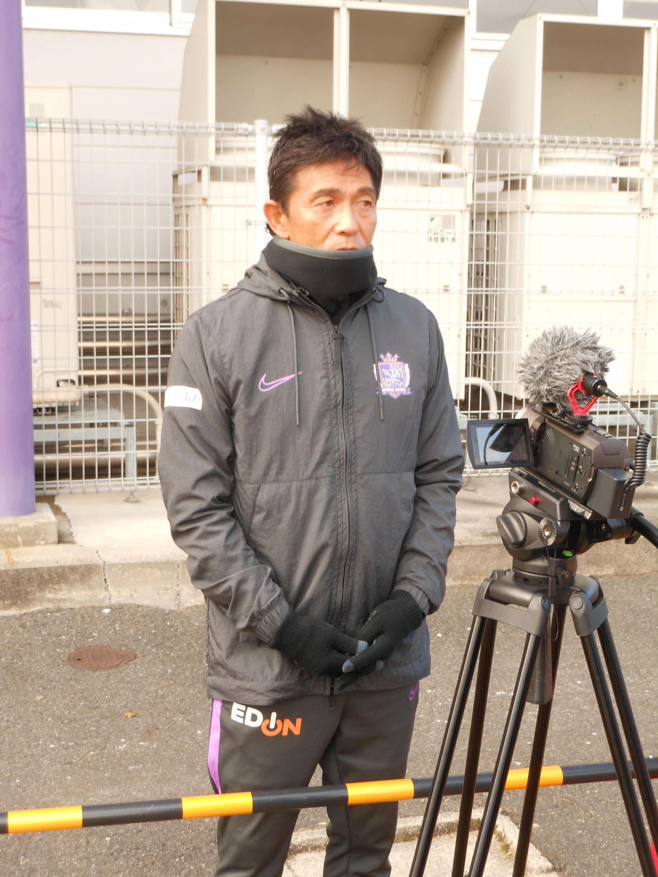 広島の練習場では城福監督らが、社会的距離を保って取材対応を継続して行ってきた（2020年12月9日撮影）