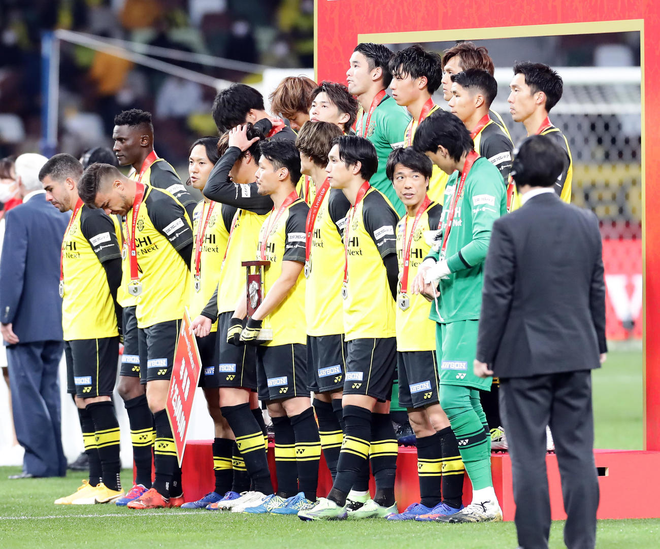 柏対東京　準優勝に終わり、表彰式でがっくりとした表情のFWオルンガ（左奥）ら柏の選手たち（撮影・浅見桂子）