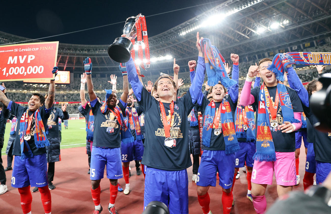 柏対東京　11大会ぶりの優勝を決め、サポーターにガッツポーズする東（中央）ら東京の選手たち（撮影・浅見桂子）