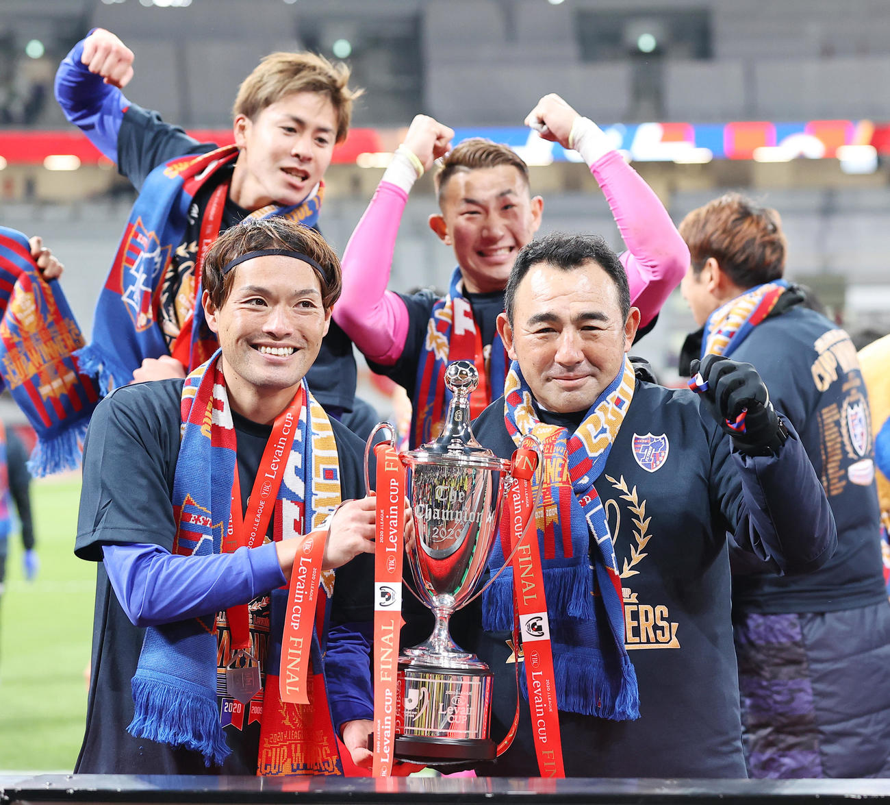 柏対東京　11大会ぶりの優勝を決め、カップを手にガッツポーズする東京の長谷川監督（右）と東。後方左は小川、同右は波多野（撮影・浅見桂子）