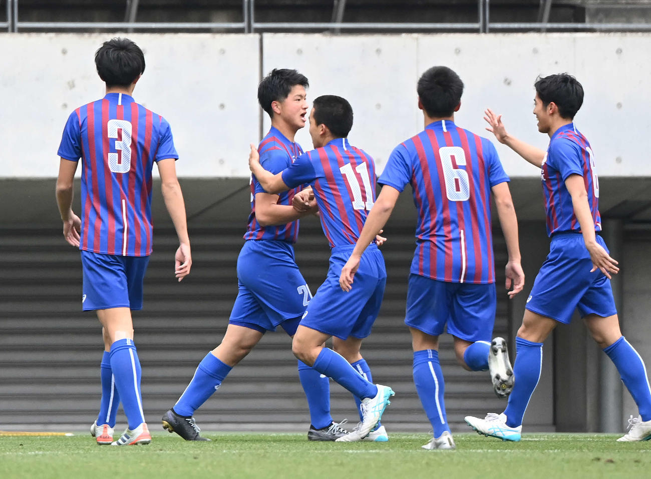 山梨学院対昌平　前半、ヘディングで先制ゴールを決めた山梨学院FW久保（中央左）はイレブンと喜ぶ（撮影・鈴木みどり）