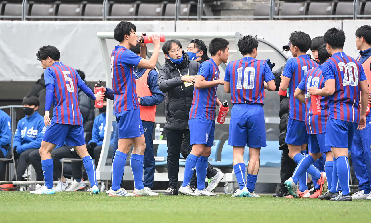 山梨学院対昌平　後半、飲水タイムで選手に指示を出す山梨学院・長谷川監督（中央）（撮影・鈴木みどり）