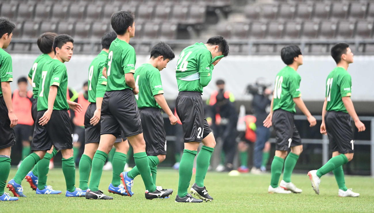 山梨学院対昌平　山梨学院に敗れ準決勝進出を逃し、肩を落とす昌平イレブン（撮影・鈴木みどり）