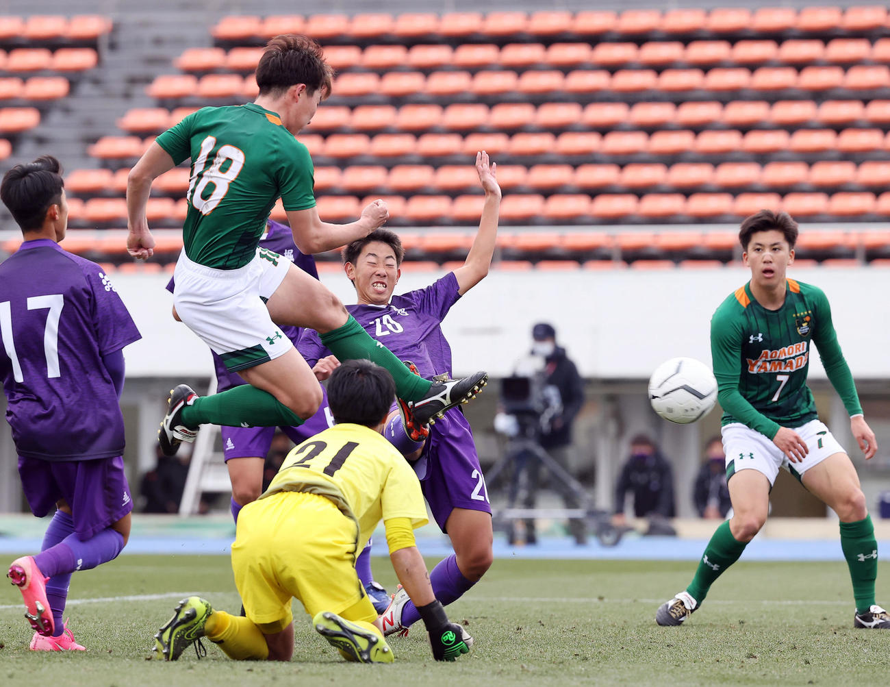 堀越対青森山田　前半、こぼれ球を押し込み4点目のゴールを決める青森山田FW名須川（左から2人目）（撮影・垰建太）