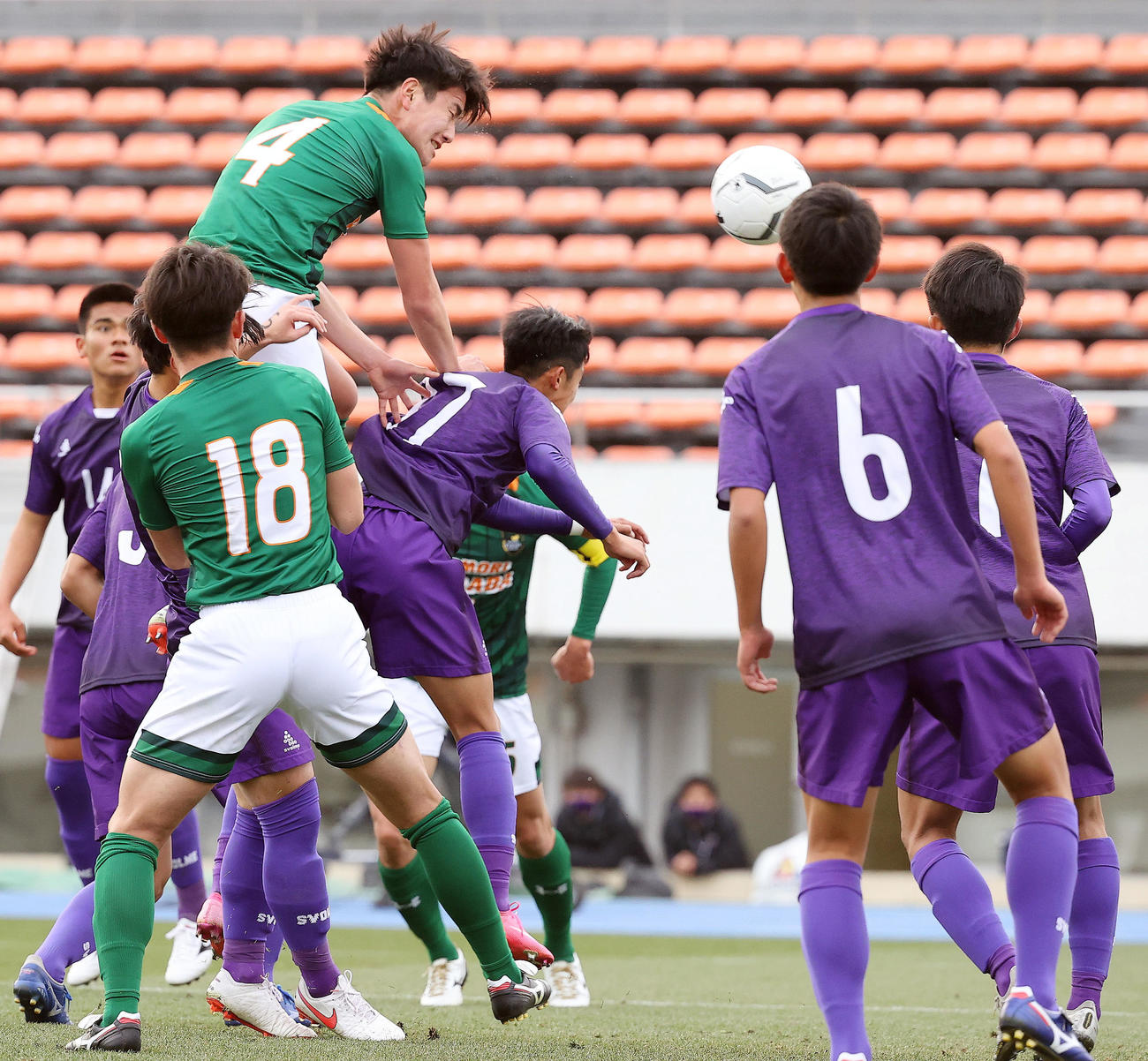 堀越対青森山田　前半、ヘディングで2点目のゴールを決める青森山田DF秋元（左上）（撮影・垰建太）