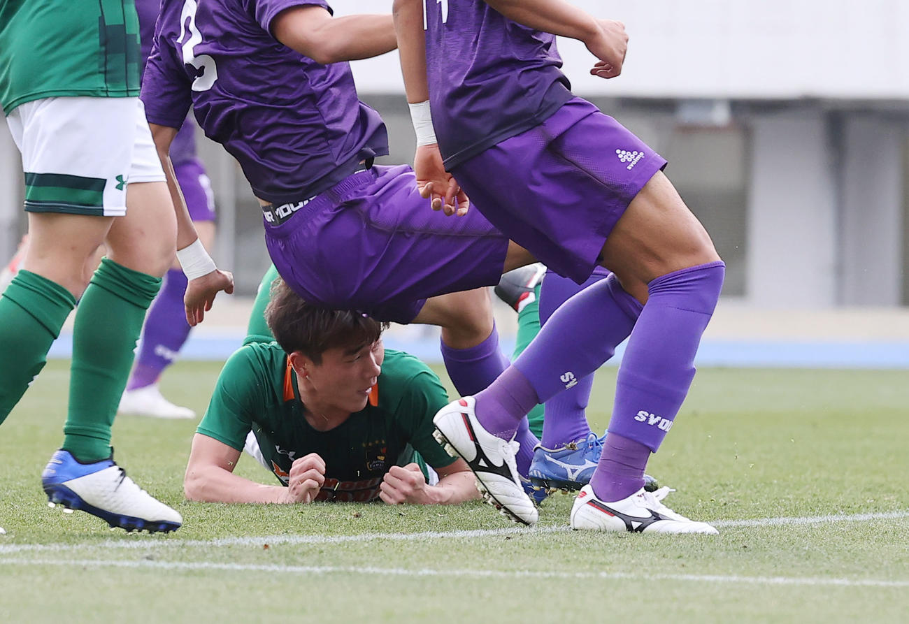 堀越対青森山田　前半、青森山田DF内田の折り返しに飛び込みゴールを決めたFW名須川（中央）（撮影・垰建太）
