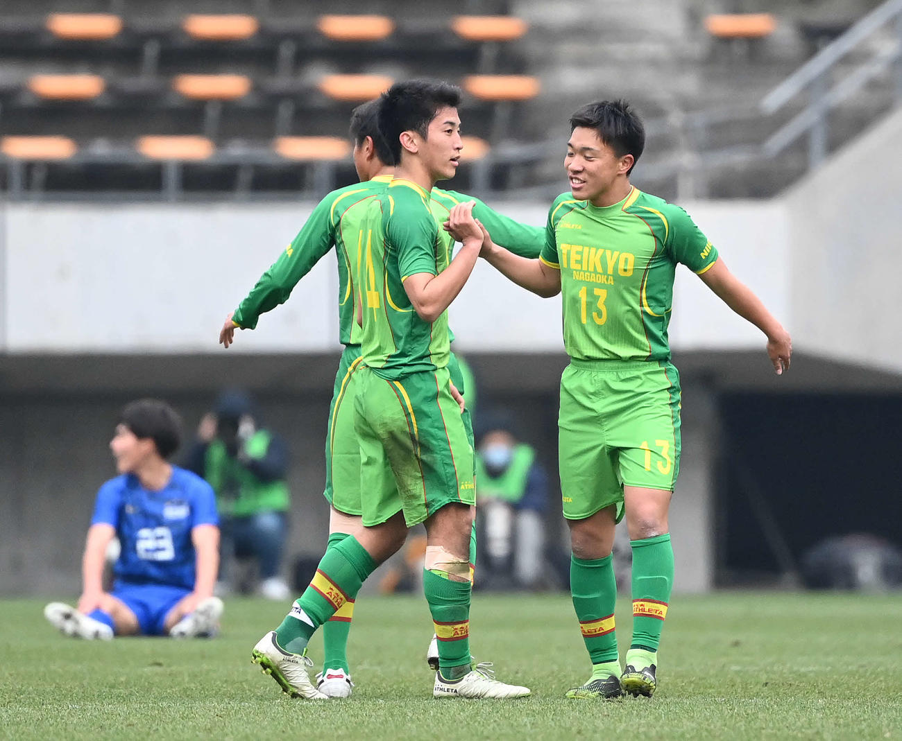 市船橋対帝京長岡　市船橋に勝利し準決勝進出を決め、タッチを交わす帝京長岡イレブン（撮影・鈴木みどり）