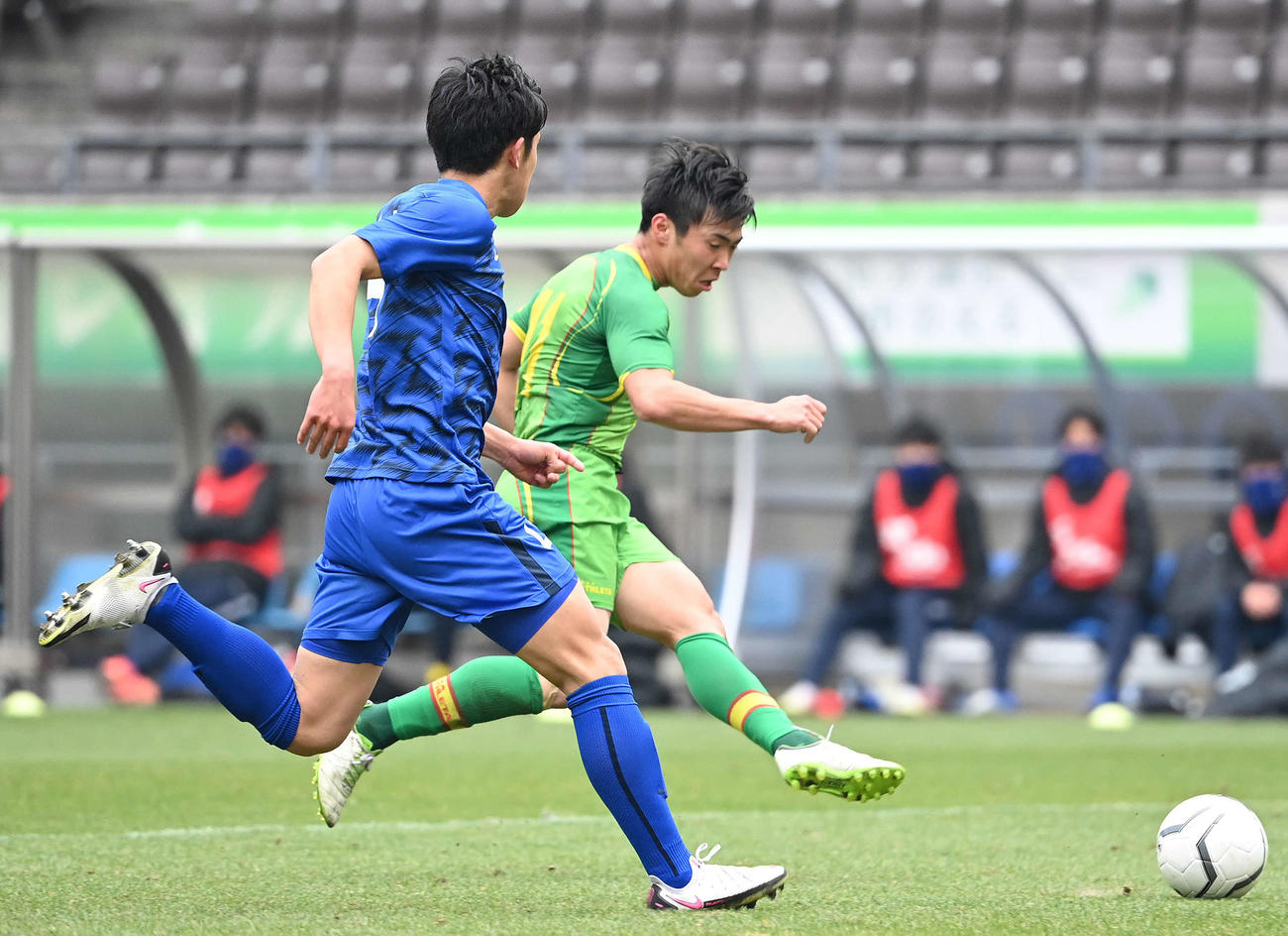 市船橋対帝京長岡　前半、先制ゴールを決める帝京長岡FW葛岡（右）（撮影・鈴木みどり）