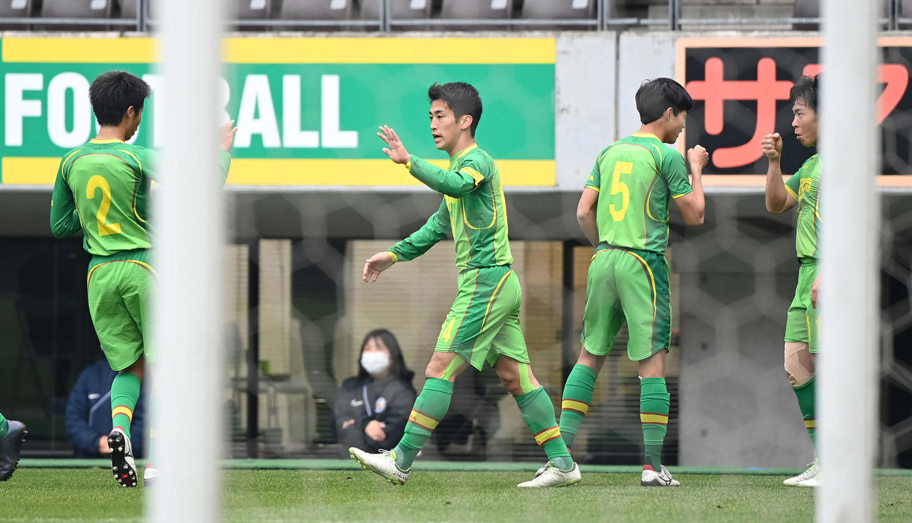 前半26分、先制ゴールを決め喜ぶ帝京長岡FW葛岡（中央）（撮影・鈴木みどり）