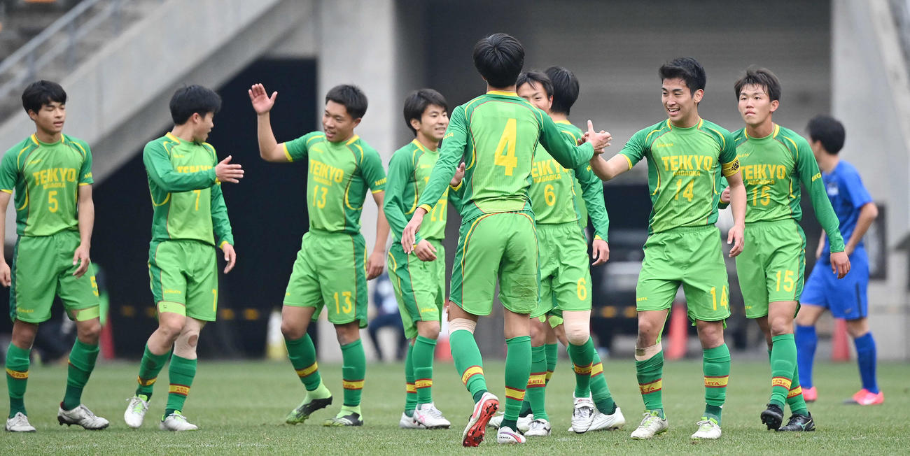 準決勝進出を決め、タッチを交わす帝京長岡イレブン（撮影・鈴木みどり）