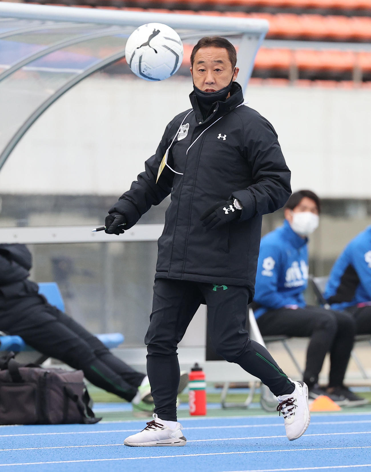 堀越対青森山田　後半、ピッチ外に出たボールに反応する青森山田・黒田監督（撮影・垰建太）
