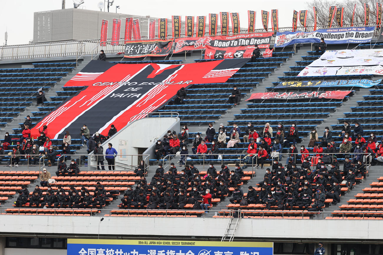 矢板中央対富山第一　スタンドから応援する矢板中央の部員、関係者たち（撮影・垰建太）