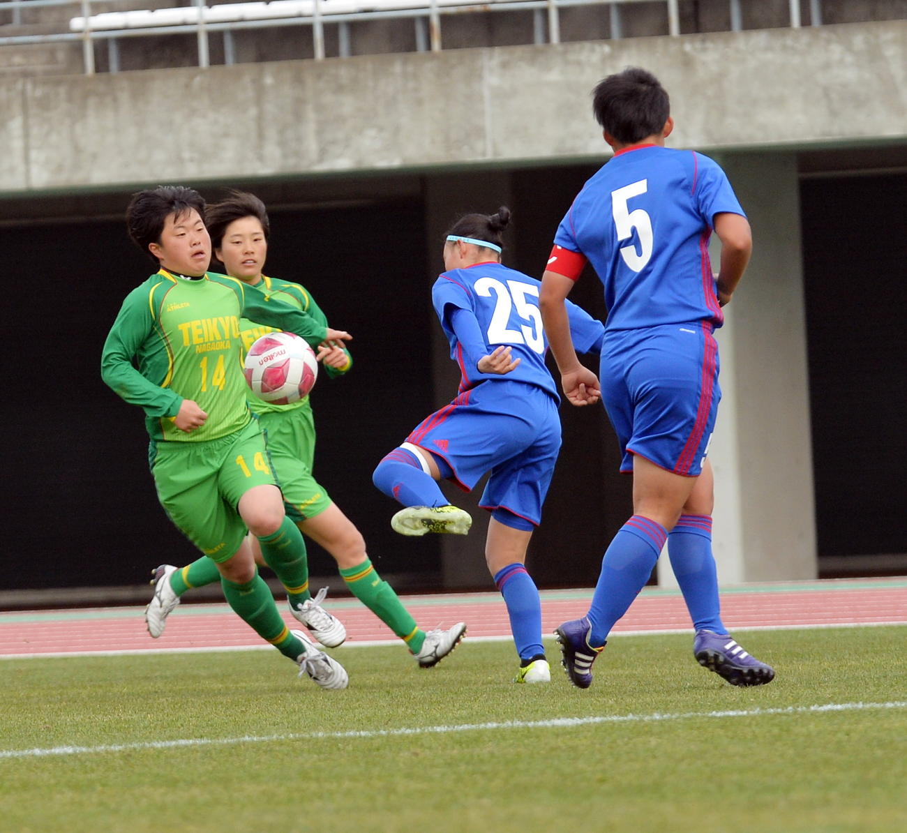ゴール前で競り合う帝京長岡FWと開志学園JSCのDF