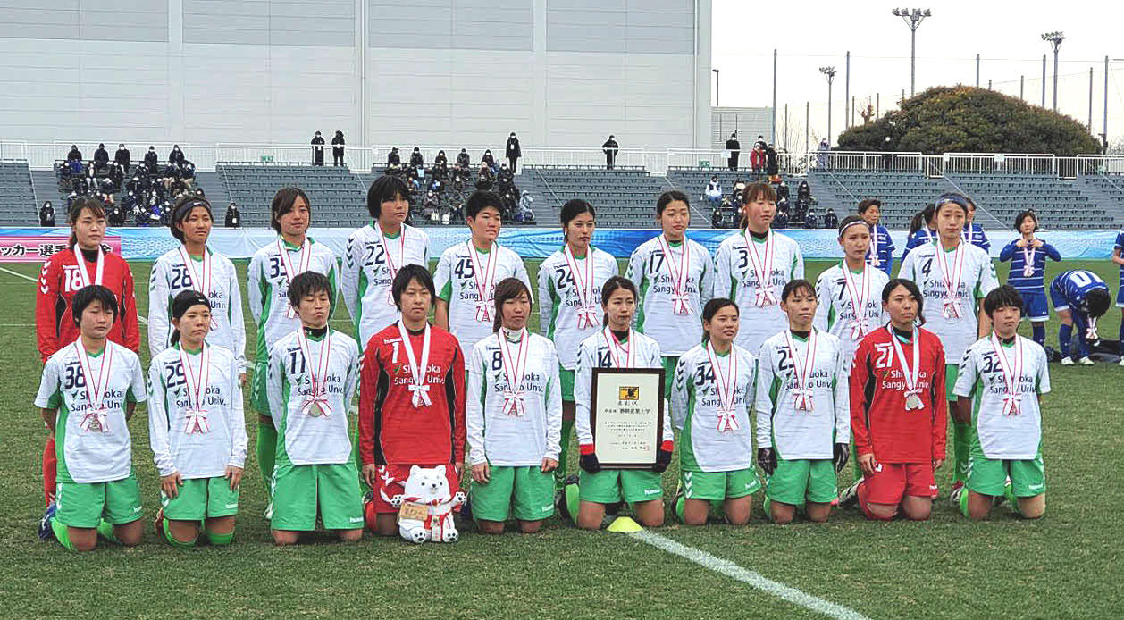 準優勝し、記念撮影する静岡産大の選手たち（静岡産大提供）