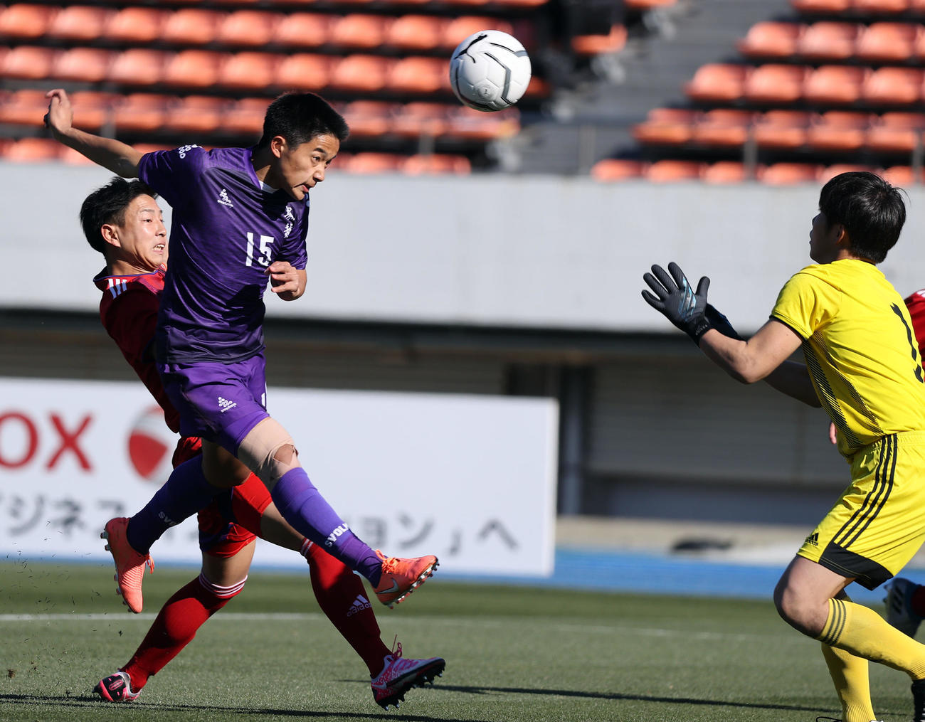 2日、大社戦でヘディングでゴールを決める堀越FW尾崎岳人（左から2人目）