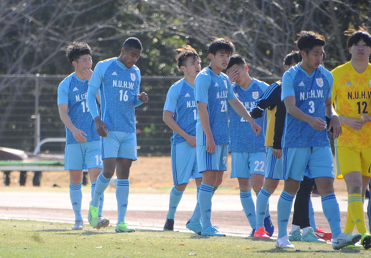 1回戦で敗れ、肩を落とす新潟医療福祉大イレブン
