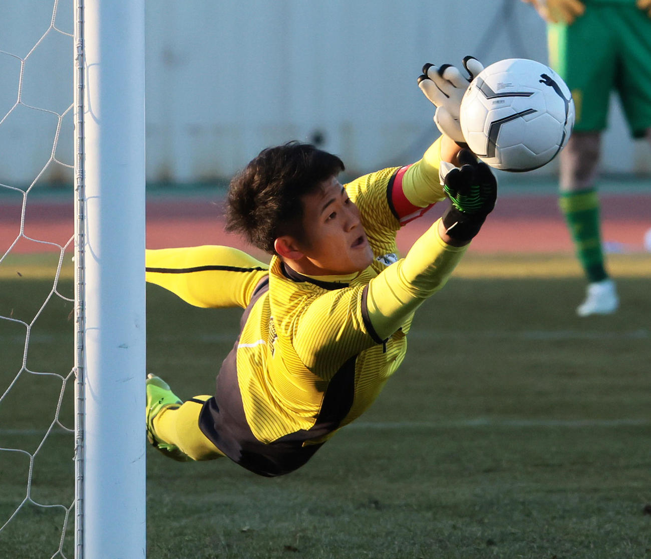 3日、藤枝明誠戦でのPK戦で、7人目のシュートをセーブし勝利した山梨学院GK熊倉匠