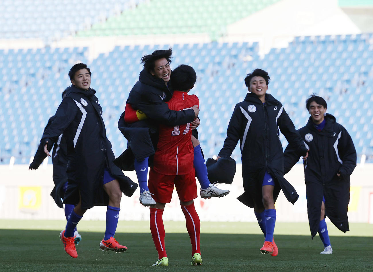 山梨学院対帝京長岡　PK戦で勝利しGK熊倉（中央）のもとに笑顔で駆け寄る山梨学院の選手たち（撮影・垰建太）