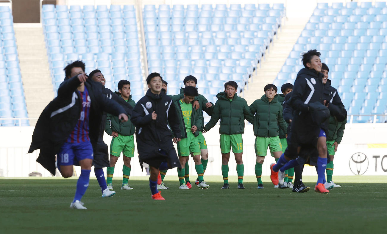 山梨学院対帝京長岡　PK戦の末敗れ肩を落とすMF川上（後方左）ら帝京長岡の選手たち（撮影・垰建太）