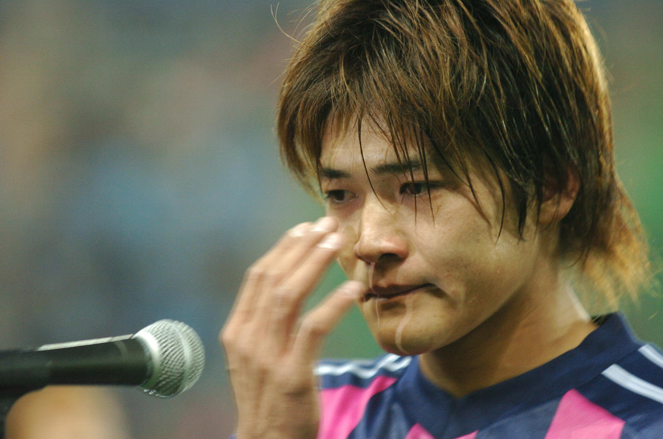 04年11月、試合後にスタンドのサポーターに向けて別れのあいさつを行ったC大阪・大久保嘉人は感極まって号泣する