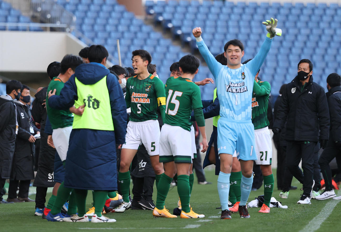 矢板中央対青森山田　決勝進出を果たし喜び合う青森山田DF藤原（中央左）ら選手たち（撮影・垰建太）