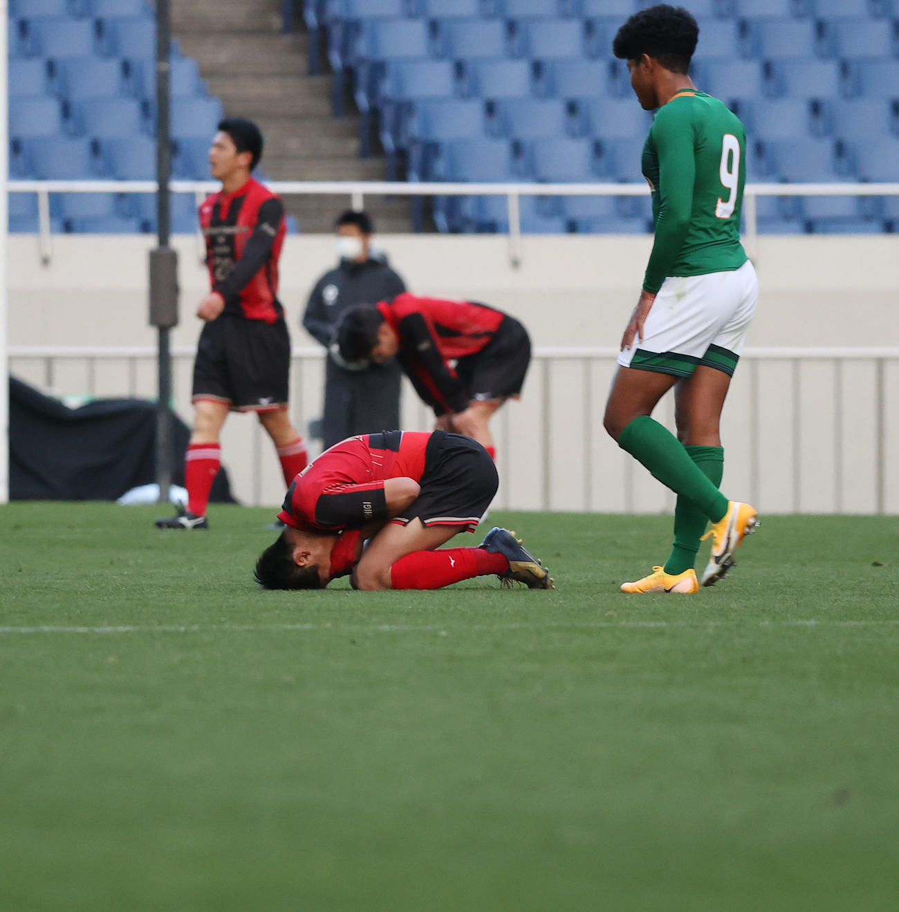 矢板中央対青森山田　青森山田に敗れ肩を落とす矢板中央の選手たち（撮影・垰建太）