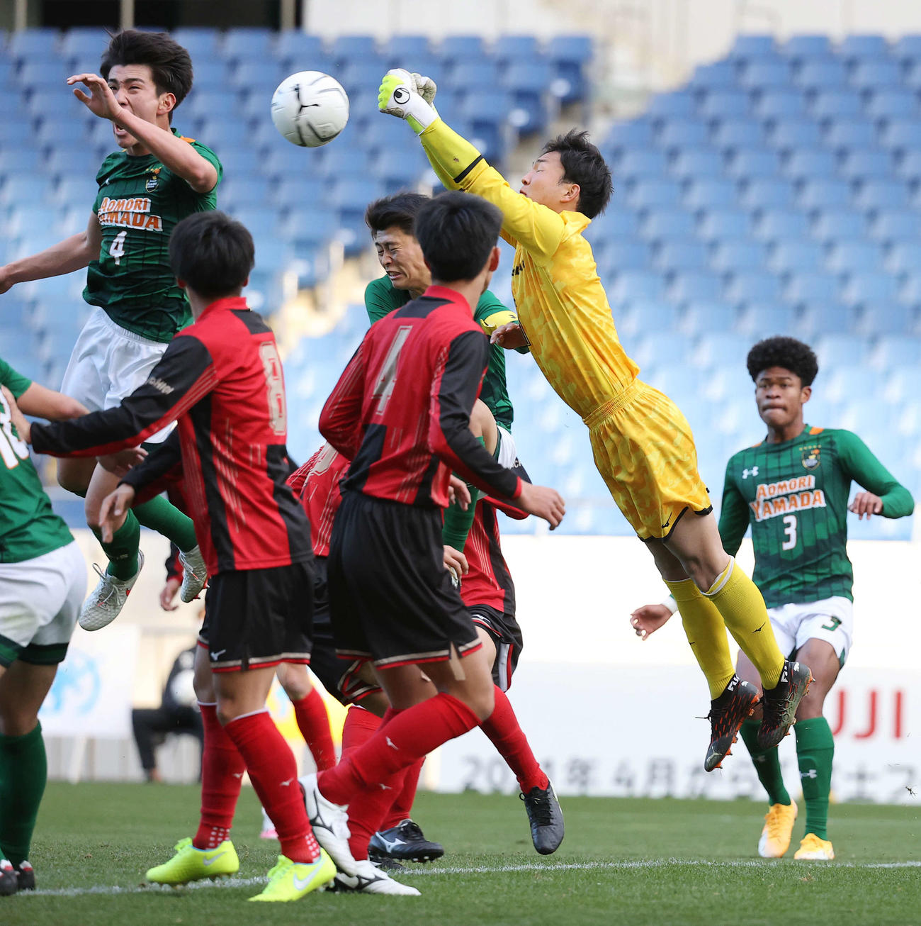 矢板中央対青森山田　後半、空中戦で競り合う青森山田DF藤原（中央左）（撮影・垰建太）