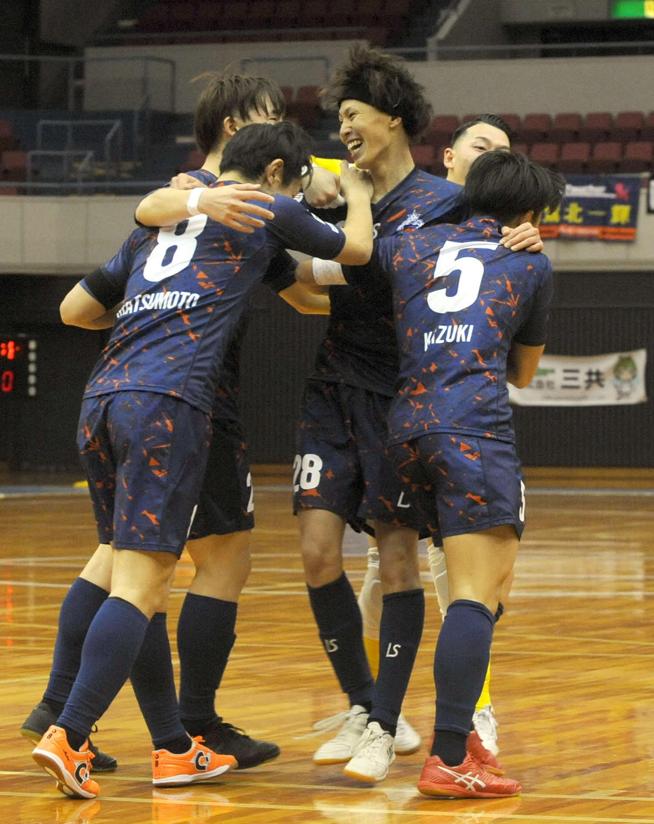 前半に石川（中央）の得点で先制し、抱き合うアグレミーナ浜松の選手たち