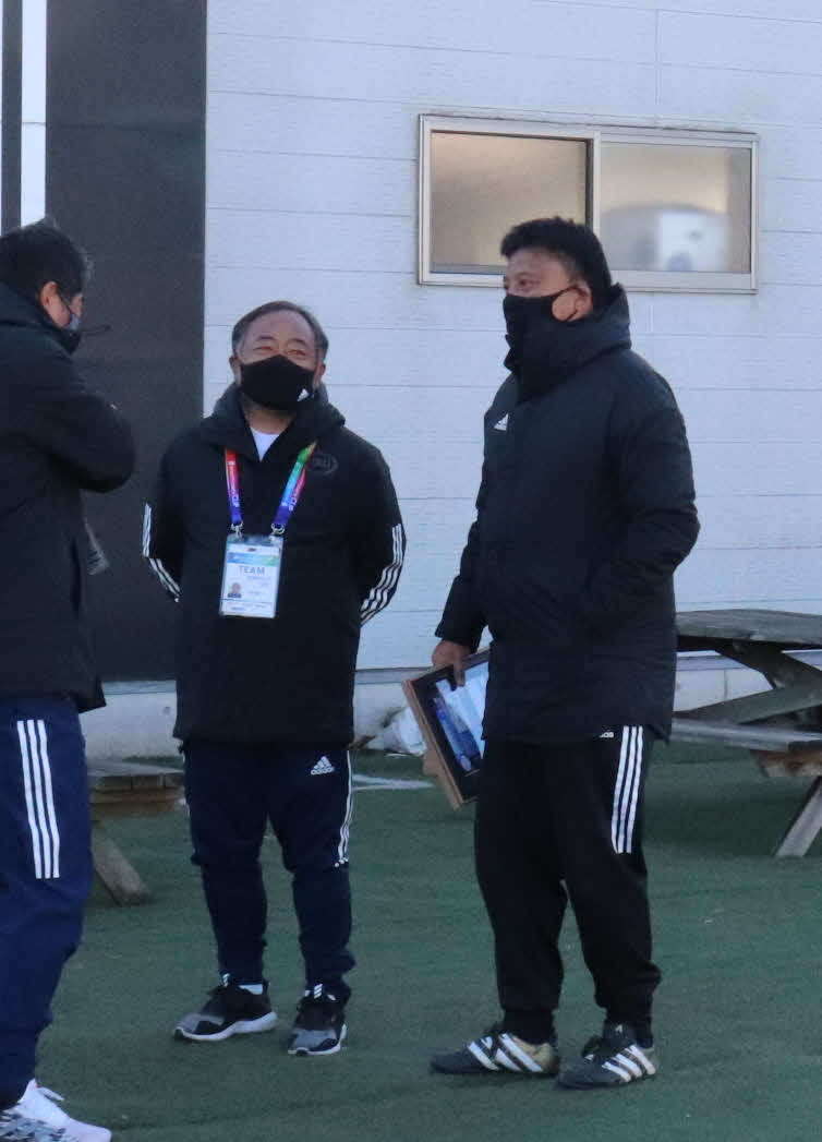 流通経大の中野監督（左）と会話する曹貴裁コーチ