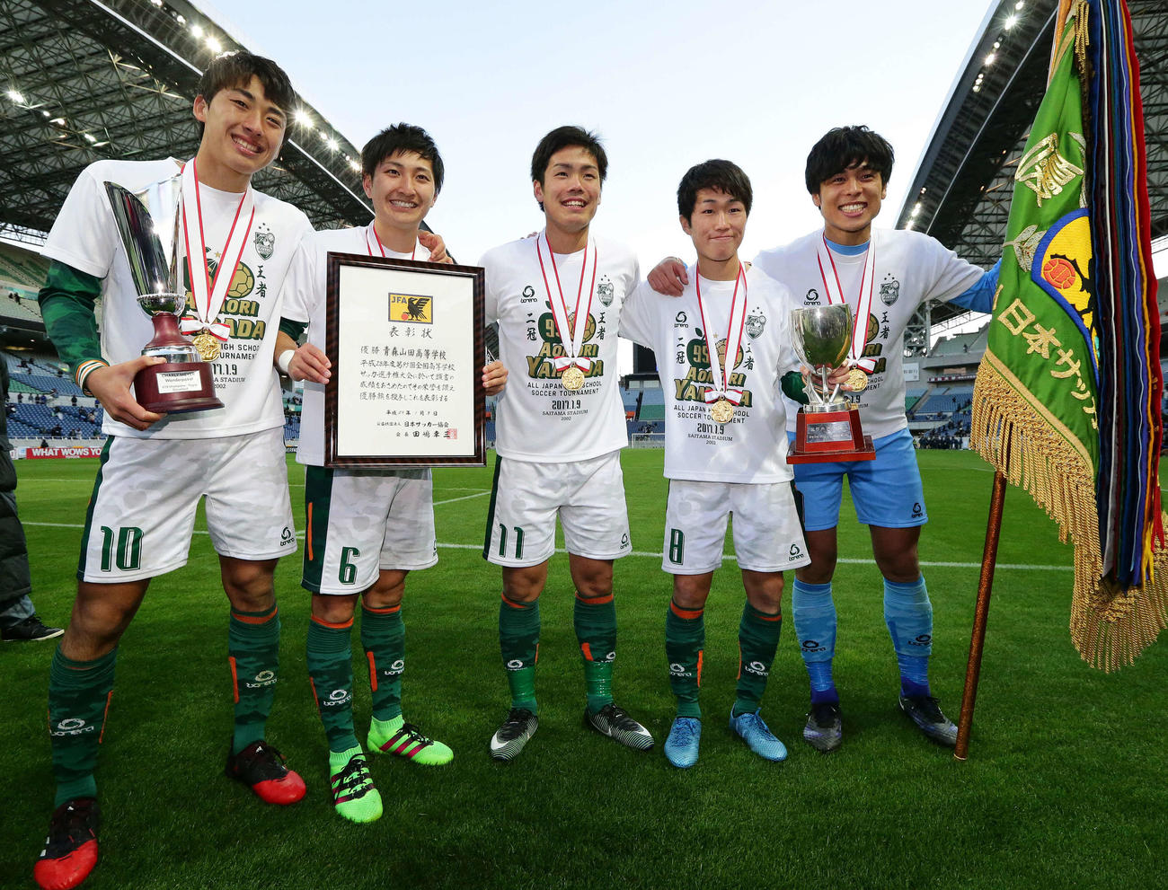 17年1月9日、青森山田対前橋育英　初優勝し記念撮影する、左から青森山田MF高橋、MF住永、FW鳴海、MF嵯峨、GK広末
