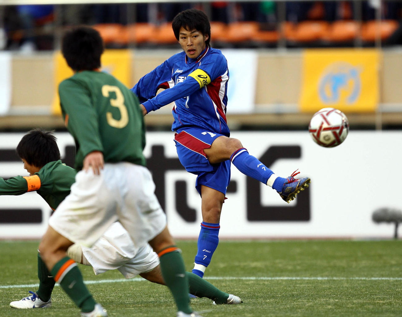 サッカー全国高校選手権大会決勝　山梨学院大付対青森山田　前半11分、決勝ゴールを決める山梨学院大付MF碓井鉄平（2010年1月11日撮影）