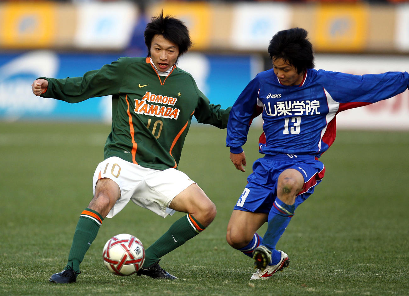 サッカー全国高校選手権大会決勝　山梨学院大付対青森山田　後半、ドリブル突破する青森山田・柴崎岳。右は山梨学院大付・渡辺圭祐（2010年1月11日撮影）