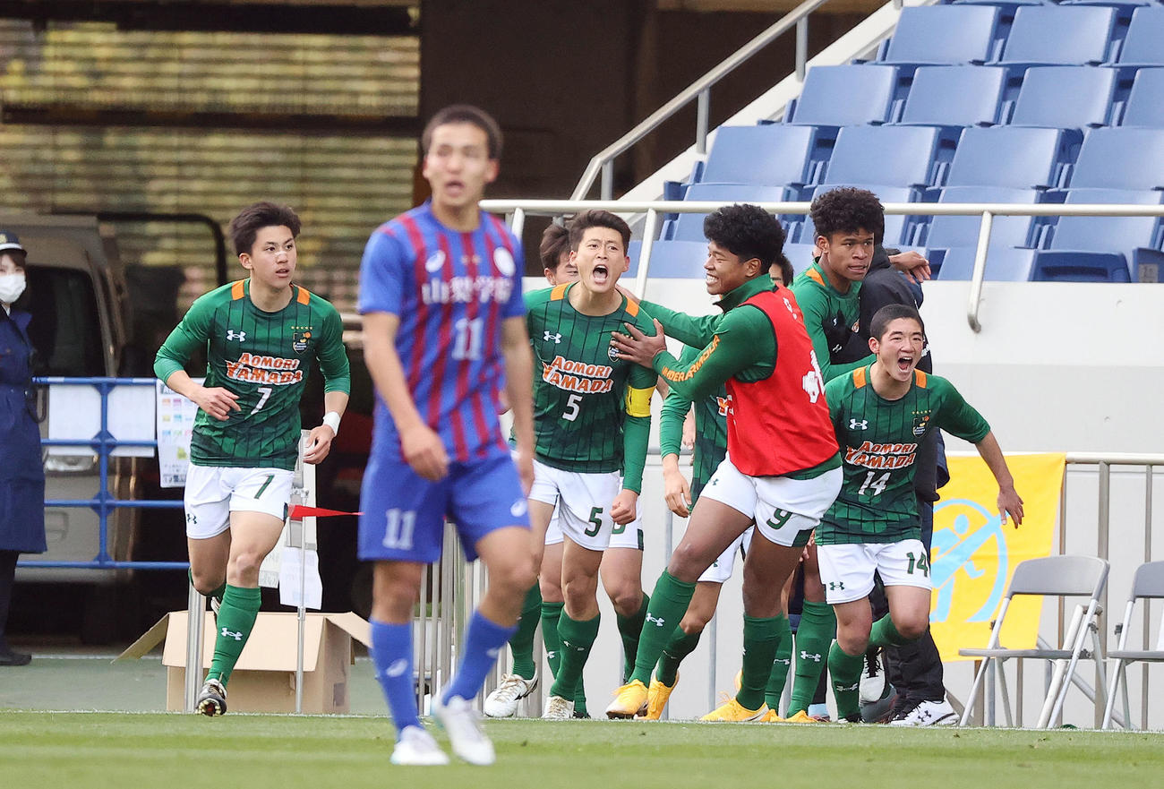 山梨学院対青森山田　後半、ゴールを決めチームメートと喜び合う青森山田DF藤原（5番）（撮影・垰建太）