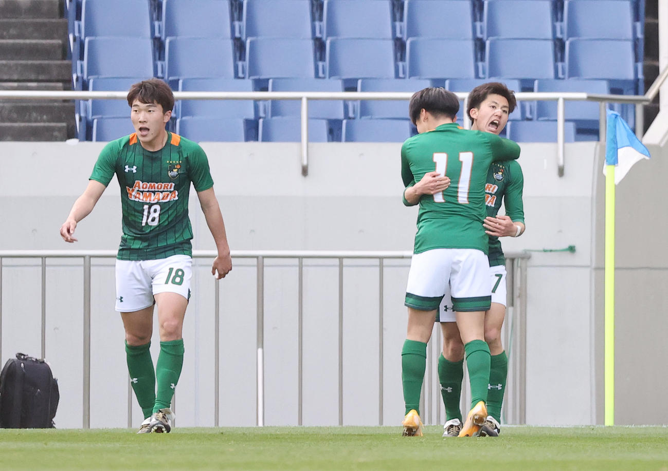 山梨学院対青森山田　後半、ゴールを決めチームメートと喜び合う青森山田MF安斎（右）（撮影・垰建太）