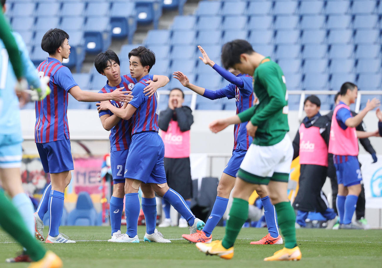山梨学院対青森山田　後半、こぼれ球に左足で合わせゴールを決め喜び合う山梨学院FW野田（左から3人目）（撮影・垰建太）