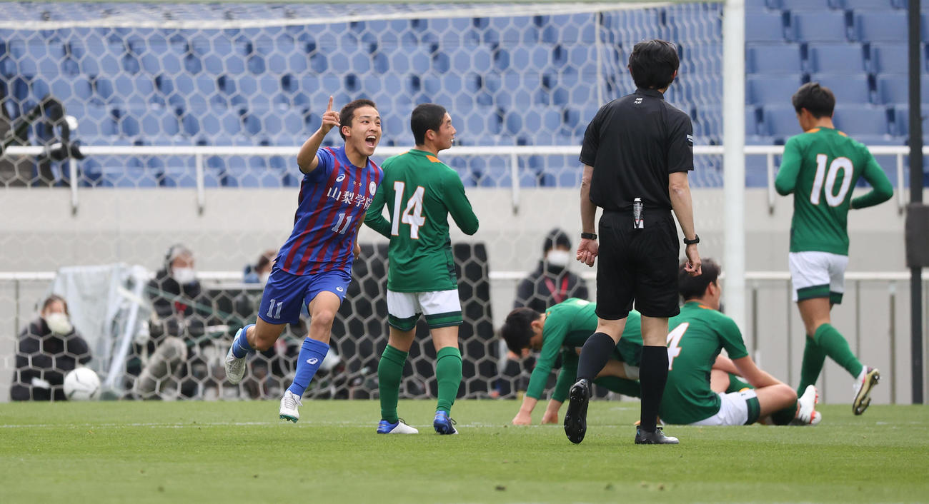 山梨学院対青森山田　前半、右足でゴールを決め雄たけびを上げながら駆け出す山梨学院MF広沢（11番）（撮影・垰建太）