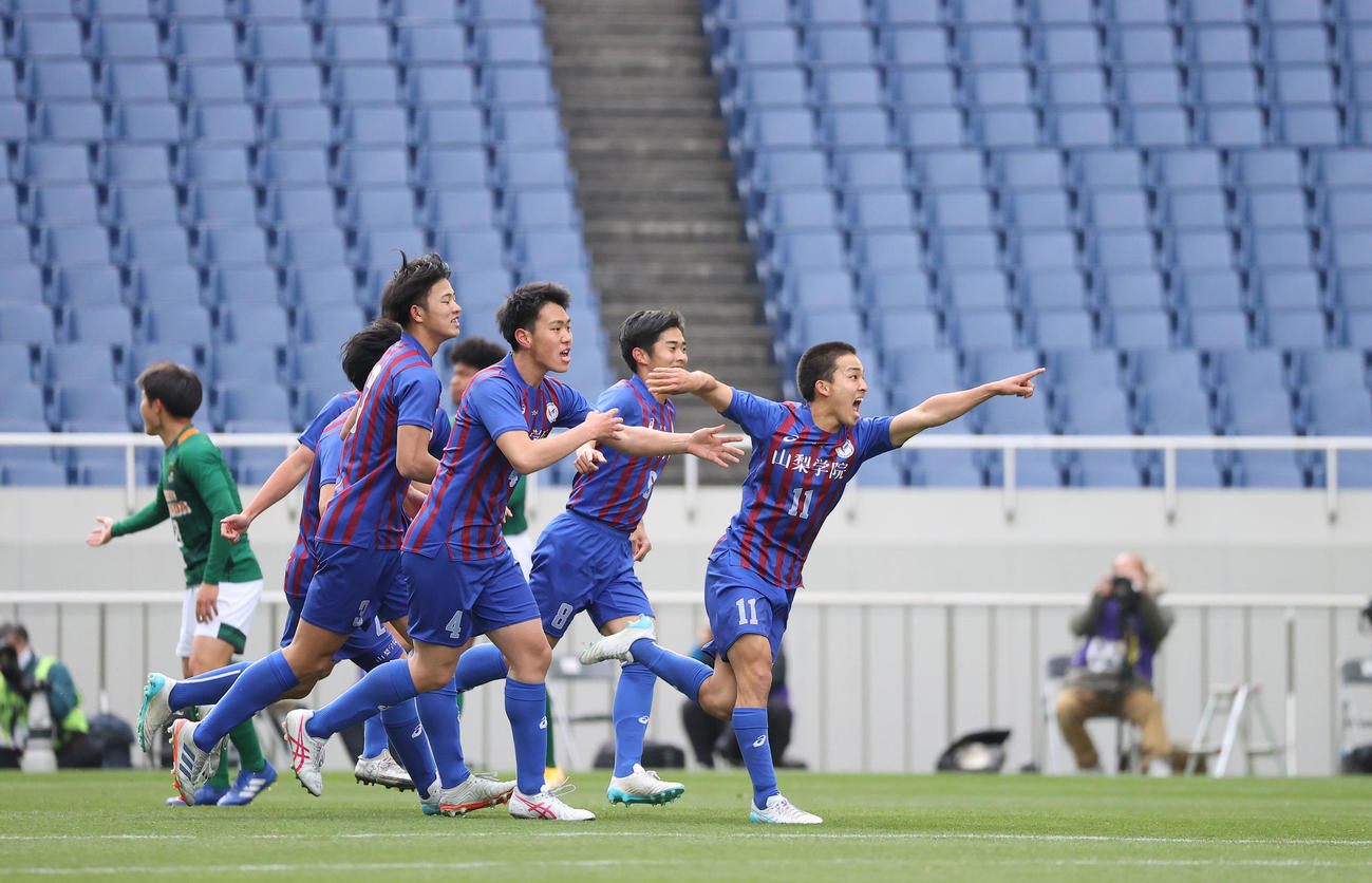 山梨学院対青森山田　前半、右足でゴールを決め雄たけびを上げながら駆け出す山梨学院MF広沢（11番）ら選手たち（撮影・垰建太）