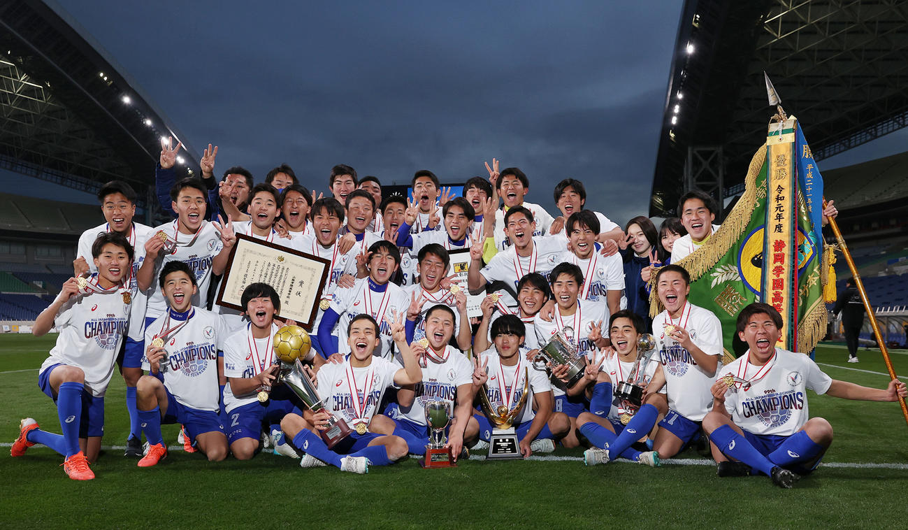 優勝し、喜びを爆発させる山梨学院の選手たち（撮影・垰建太）