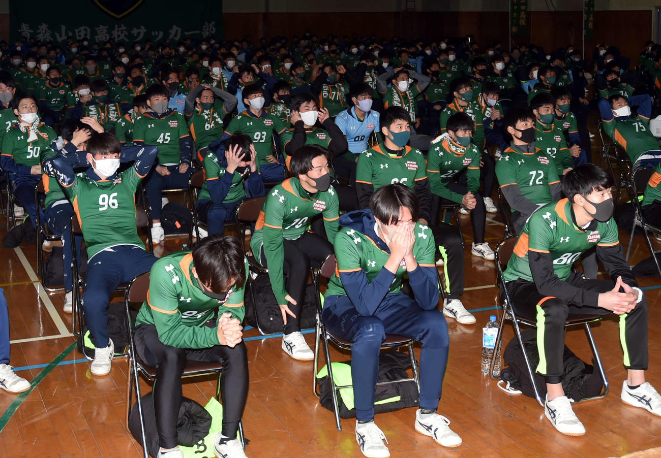試合に敗れ、落ち込む青森山田の選手たち（撮影・相沢孔志）