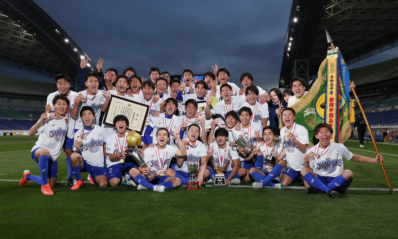 優勝を果たし、喜びを爆発させる山梨学院の選手たち（撮影・垰建太）