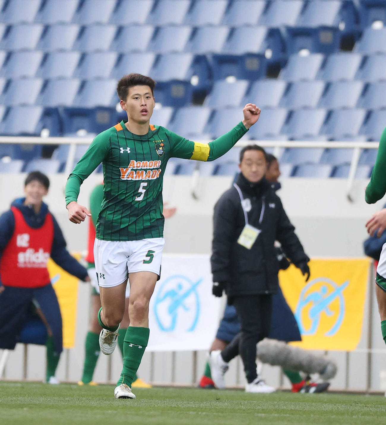 山梨学院対青森山田　後半、ゴールを決めガッツポーズする青森山田DF藤原（撮影・垰建太）