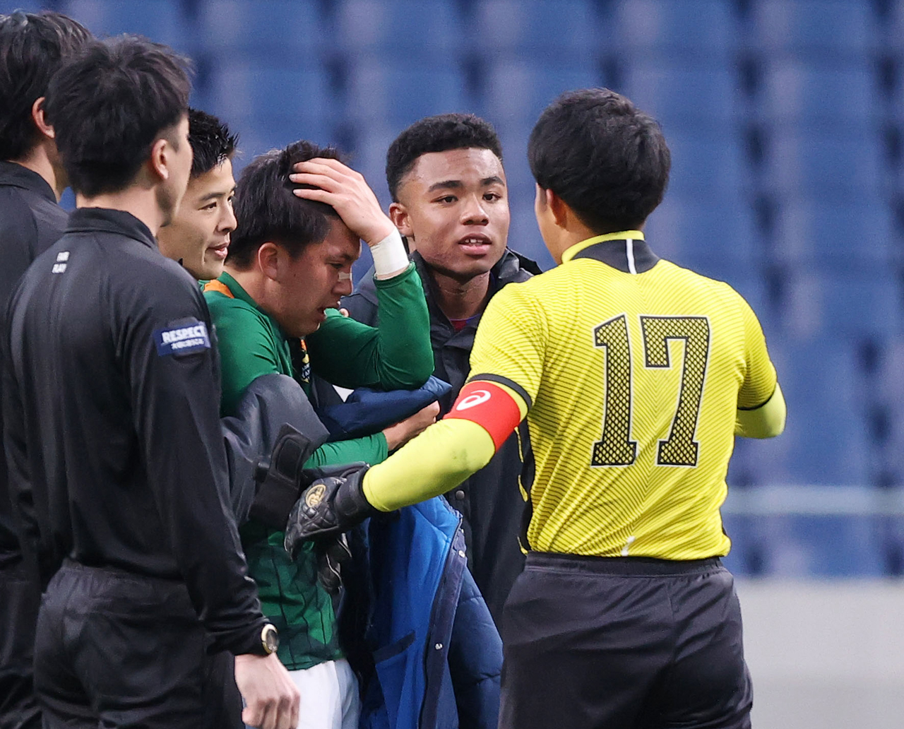試合後、涙する青森山田MF安斎（中央）と健闘をたたえ合う山梨学院GK熊倉ら（撮影・垰建太）