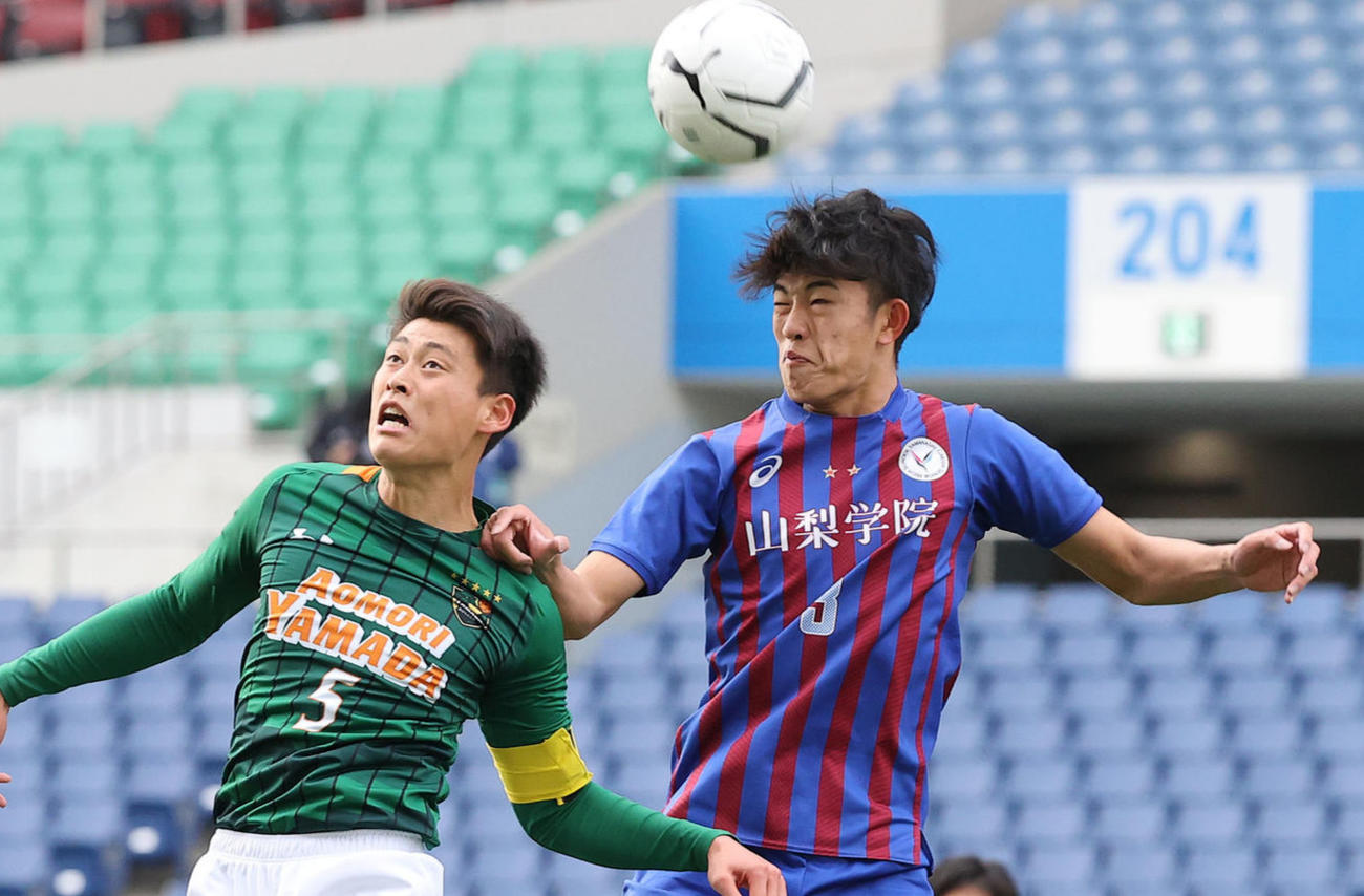 前半、競り合う青森山田DF藤原（左）と山梨学院DF一瀬（撮影・垰建太）