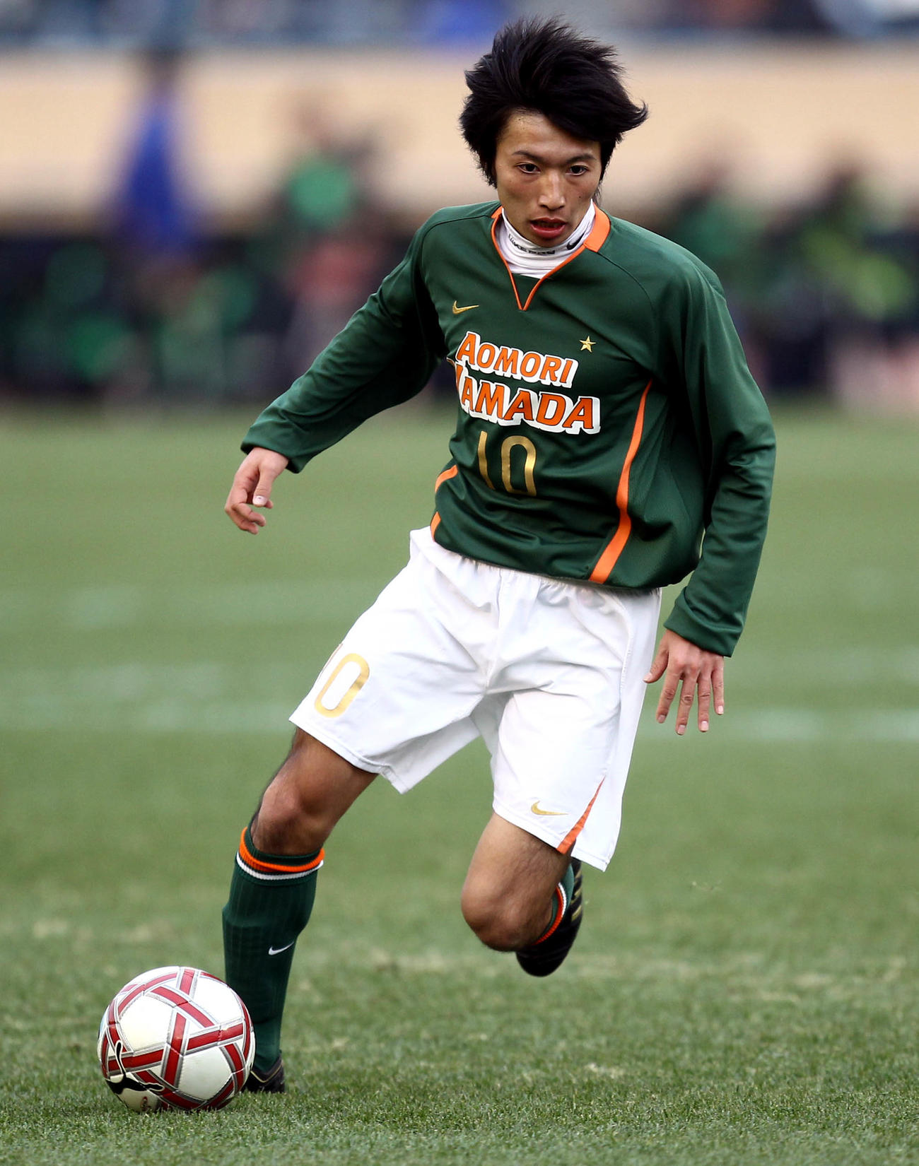 10年全国高校選手権決勝の山梨学院大付戦で、ドリブル突破する青森山田・柴崎