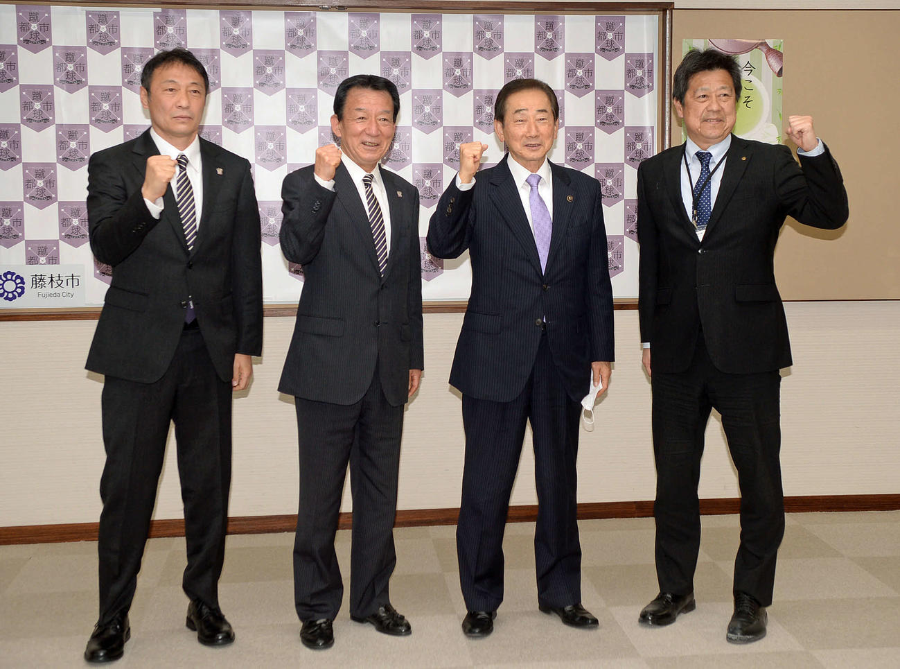 表敬訪問後に記念撮影する、左からJ3藤枝の倉田監督、鎌田社長、藤枝市の北村市長、スポーツ文化局の田中局長