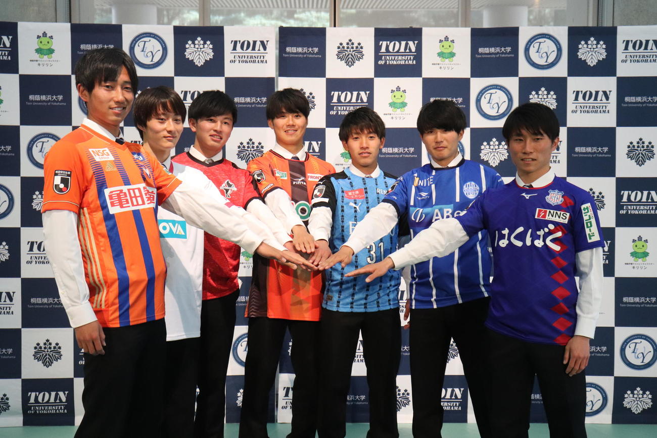 Jリーグ内定会見を行った桐蔭横浜大の、左からDF岩下、加々美、岩下、MF神垣、橘田、松本、鳥海