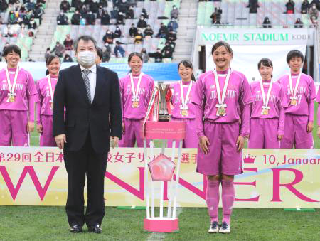 1月10日、全日本高校女子サッカー選手権で優勝し記念撮影をする藤枝順心（代表撮影）