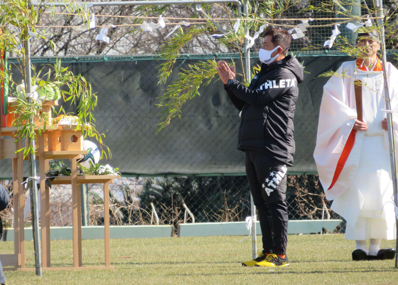 必勝祈願を行う東京V永井監督