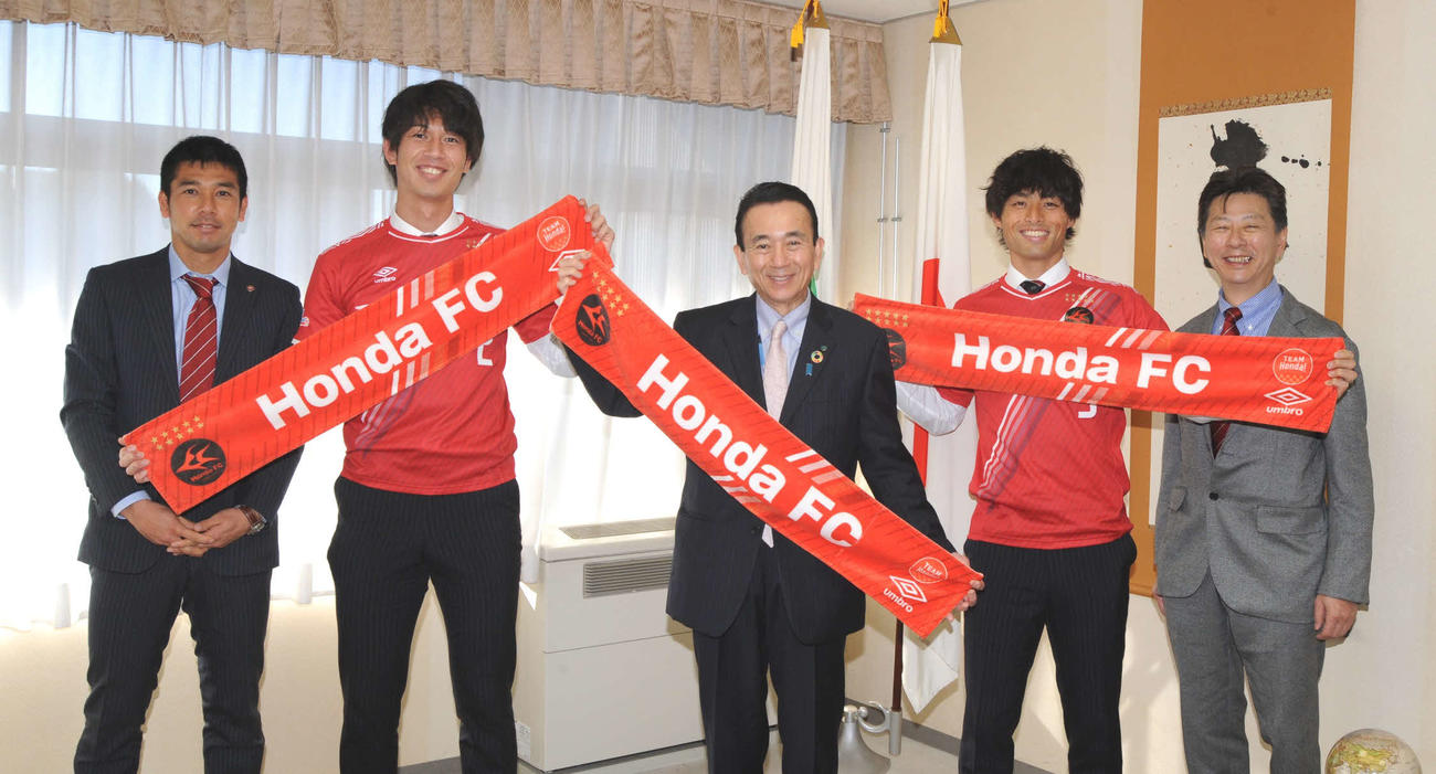鈴木康友浜松市長（中央）を表敬訪問したホンダFCの池松（左から2人目）と鈴木雄（同4人目）ら