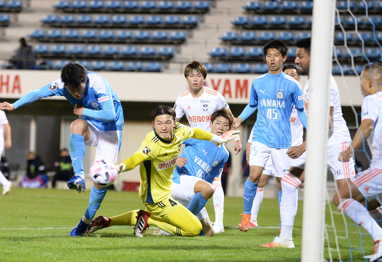 磐田対新潟　自陣ゴール前でのピンチでボールに食らいつく新潟GK藤田（左から2人目）（2020年11月11日撮影）